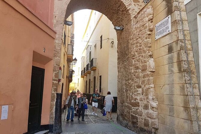 2 Hours Tour around Cádiz: History, anecdotes and curiosities - Cádiz Cathedral and the contrast between old and new