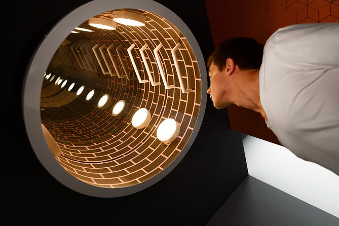 A Fantastic Visit To The Museum Of Illusions Seville - Noise, crowds, and the pace of your visit