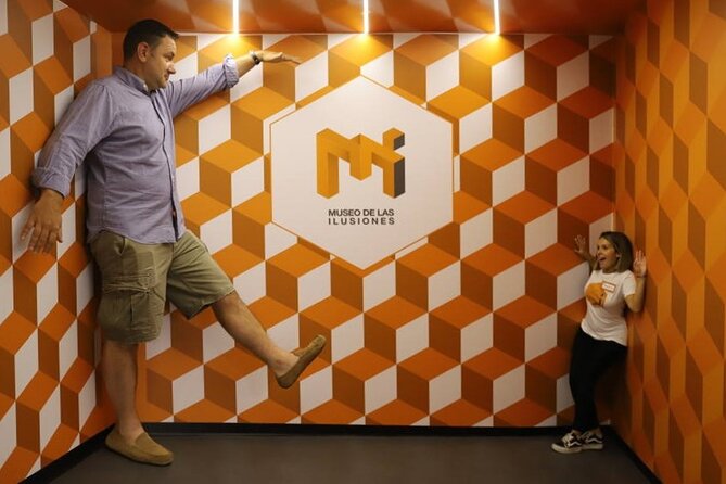 A Fantastic Visit To The Museum Of Illusions Seville - Testing the anti-gravity room and 3D puzzles