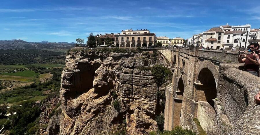 ab Marbella/Estepona: VIP-Tour Ronda + Setenil d. l. Bodegas - Why this Ronda and Setenil pairing works
