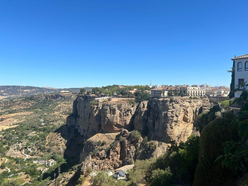 ab Marbella: Private VIP-Tour Ronda incl. Transfer + Tapas - Crossing Puente Nuevo above the Tajo gorge