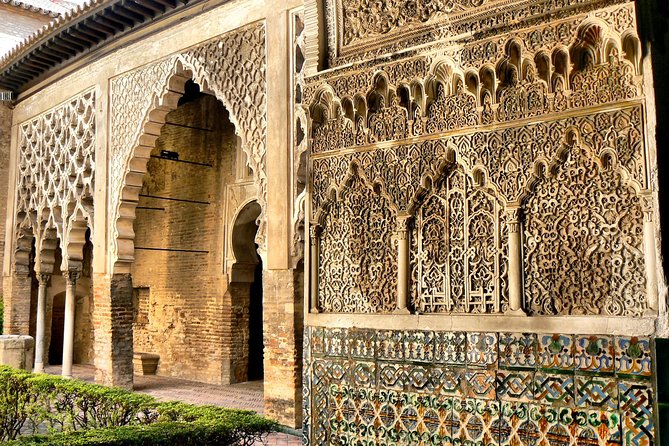 Alcazar and Cathedral of Seville Tour with Skip the Line Tickets - Seville Cathedral: one vast building, many stories