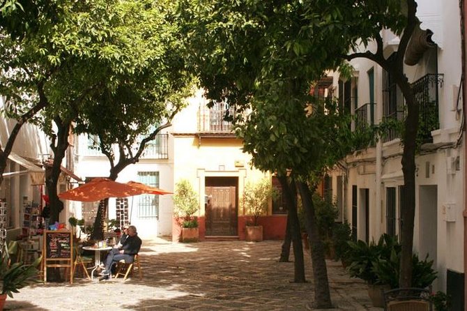 Alcázar and Jewish Quarter Guided Walking Tour in Seville - Short stops around the palace district