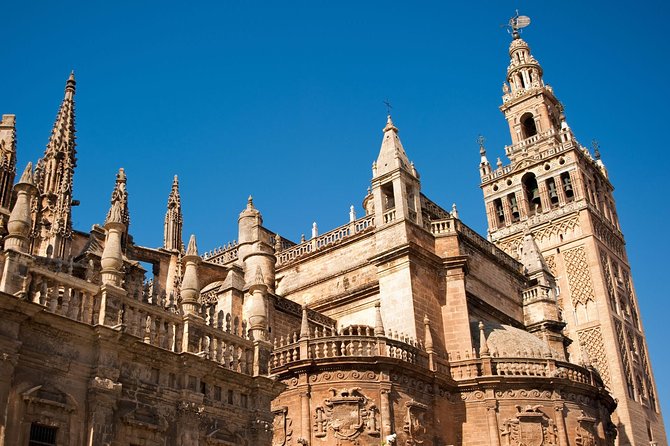 Alcazar, Cathedral and Giralda of Seville with entrance fee included - Climbing the Giralda for the city view