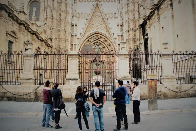 Alcazar & Cathedral of Seville Exclusive Group max. 9 guests - Meeting beneath the Inmaculada monument