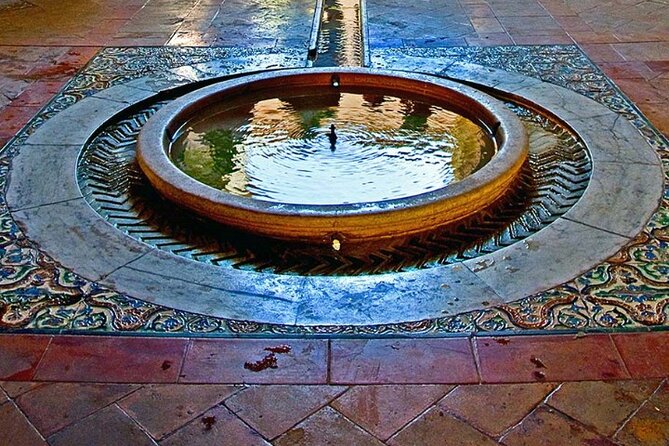 Alcazar Guided Day Tour in Seville - Walking through Barrio Santa Cruz