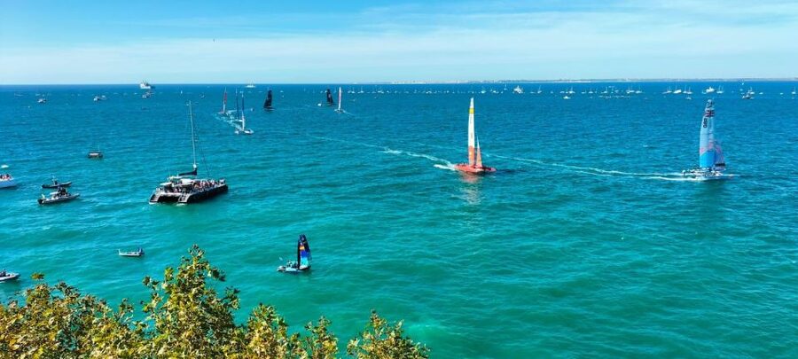 Cádiz: Bay of Cádiz Catamaran Tour with Host - Audio commentary in five languages
