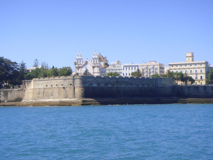 Cádiz: Bay of Cádiz Catamaran Tour with Host - Who should book this Cádiz boat trip?
