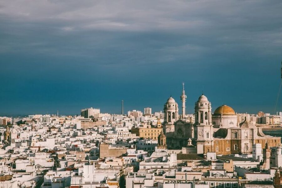 Cadiz: Private custom tour with a local guide - The market, theaters, and daily Cádiz