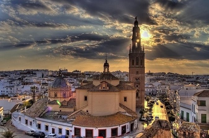 Carmona Roman Necropolis and History Walking Tour - Walking from the cemetery to the Alcázar
