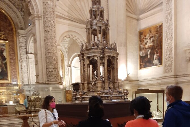 Cathedral and Giralda Guided Tour and Priority Entrance - Entering the cathedral with priority tickets