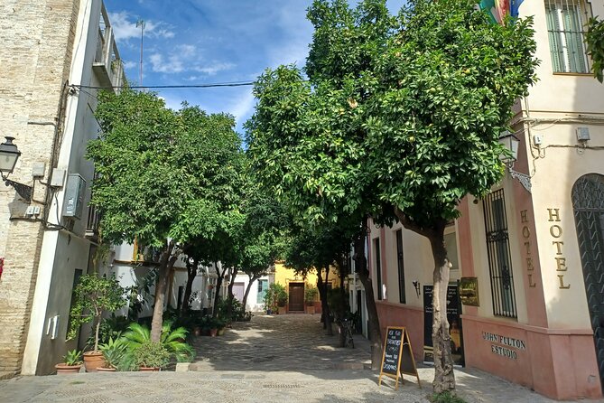 Contrasts of Seville - Santa Cruz, where the city’s stories get close