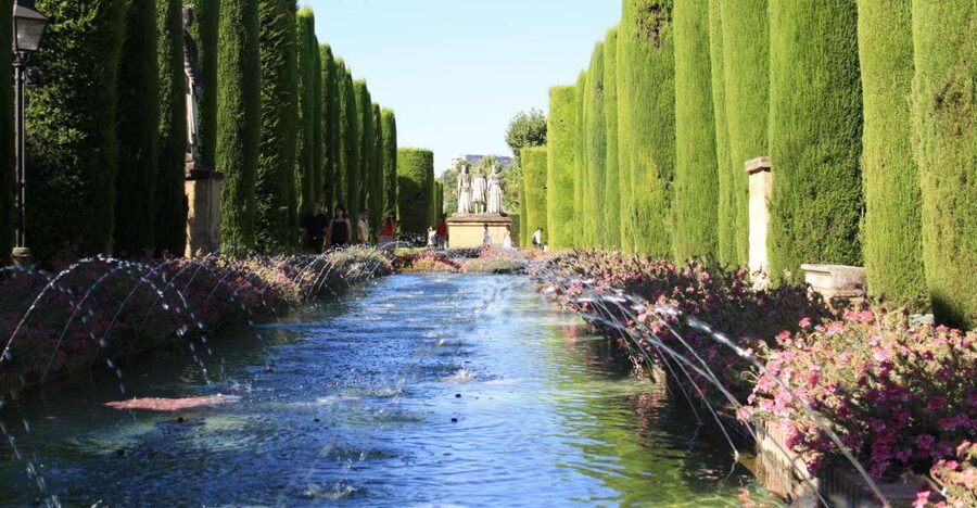 Córdoba: Alcázar and Jewish Quarter 2-Hour Guided Tour - Starting beside the Jewish Quarter wall