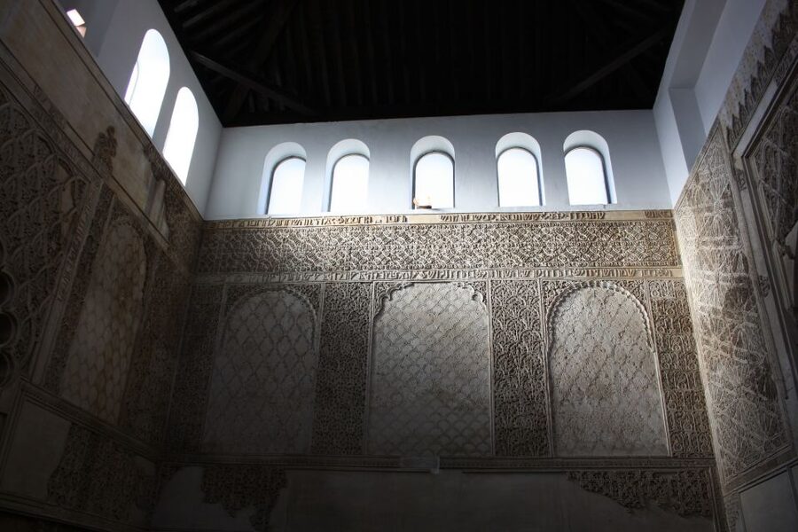 Córdoba: Alcázar and Jewish Quarter 2-Hour Guided Tour - Entering the Alcázar’s garden world