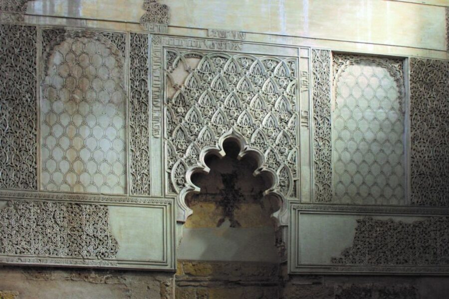 Córdoba: Alcázar and Jewish Quarter 2-Hour Guided Tour - Reading Córdoba through its old streets