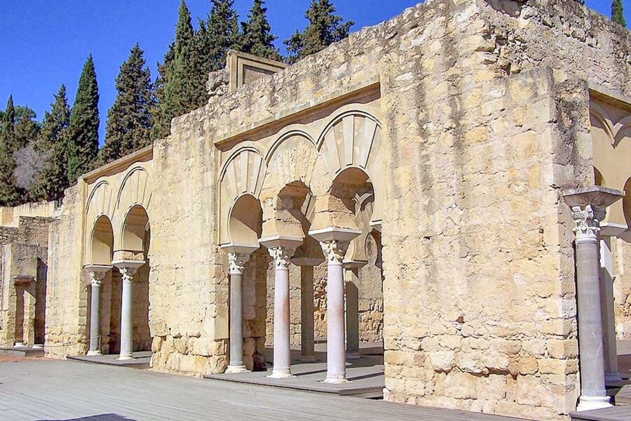 Córdoba: Guided Tour of Azahara Medina - Walking through the palace-city