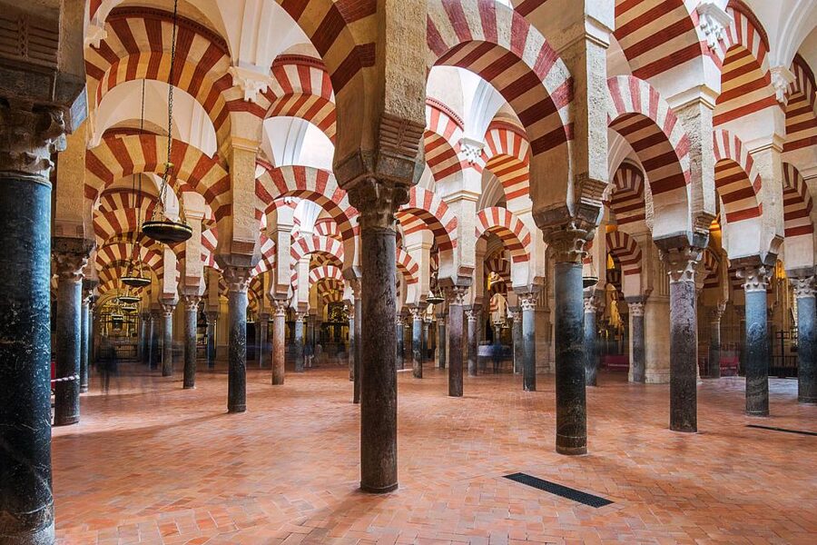 Córdoba Guided Tour of the Mosque, Jewish Quarter & Alcazar - Walking through La Judería and its narrow streets