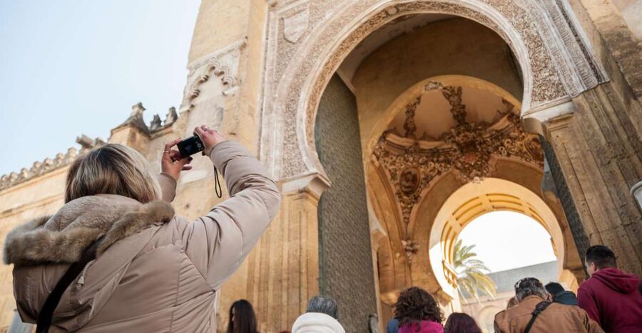 Cordoba: Jewish Quarter and Mosque-Cathedral Guided Tour - Walking the Jewish Quarter’s narrow lanes