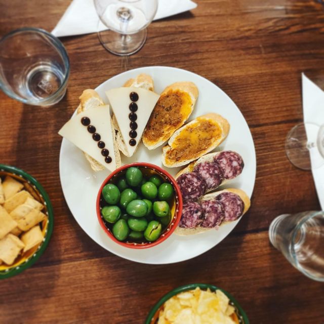 Córdoba: Local Wine Tasting Evening - Meeting at Calle Moriscos 10