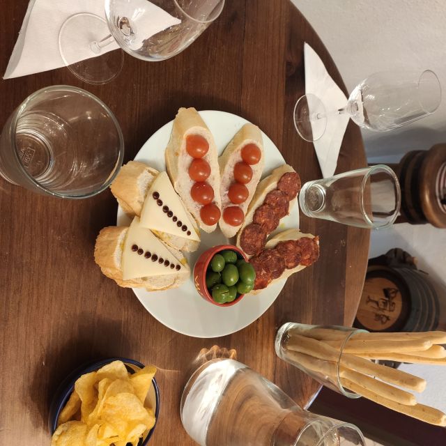 Córdoba: Local Wine Tasting Evening - A small group that keeps the session personal