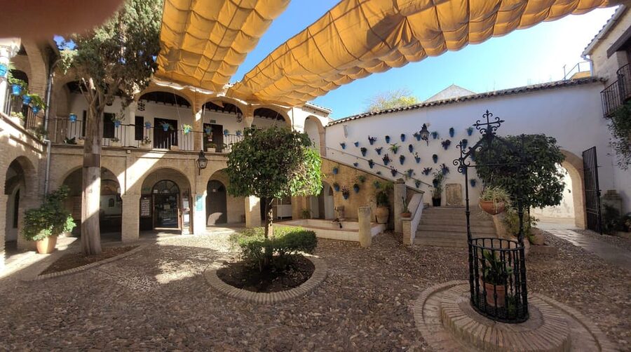 Córdoba Mid-Morning Walk - Small Groups, Native English. - Crossing the Roman Bridge toward the river