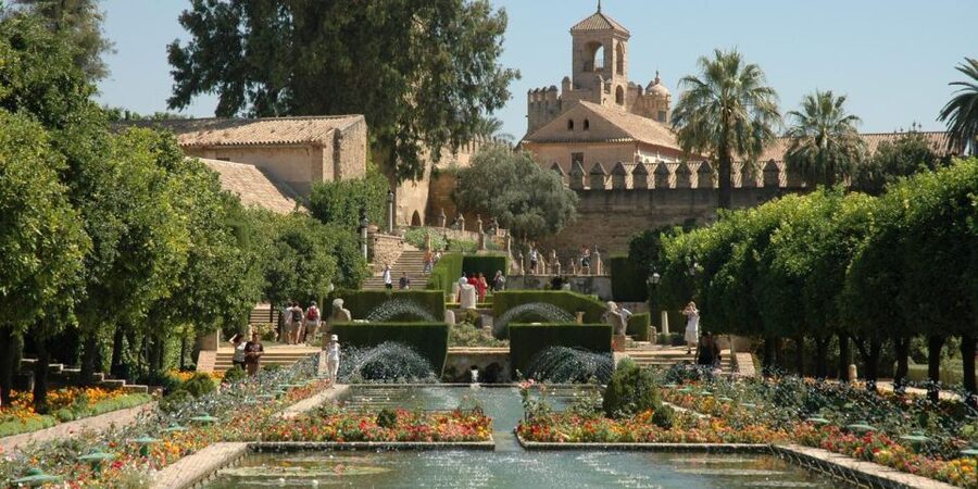 Córdoba: Mosque and Alcazar Private Tour with tickets - Walking toward the Christian Alcazar