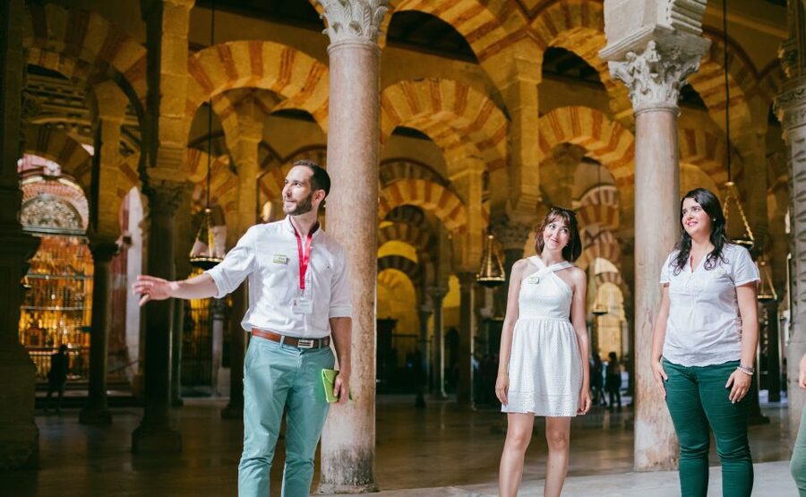 Córdoba: Mosque-Cathedral & Alcazar Guided Tour - The guides make the short schedule work