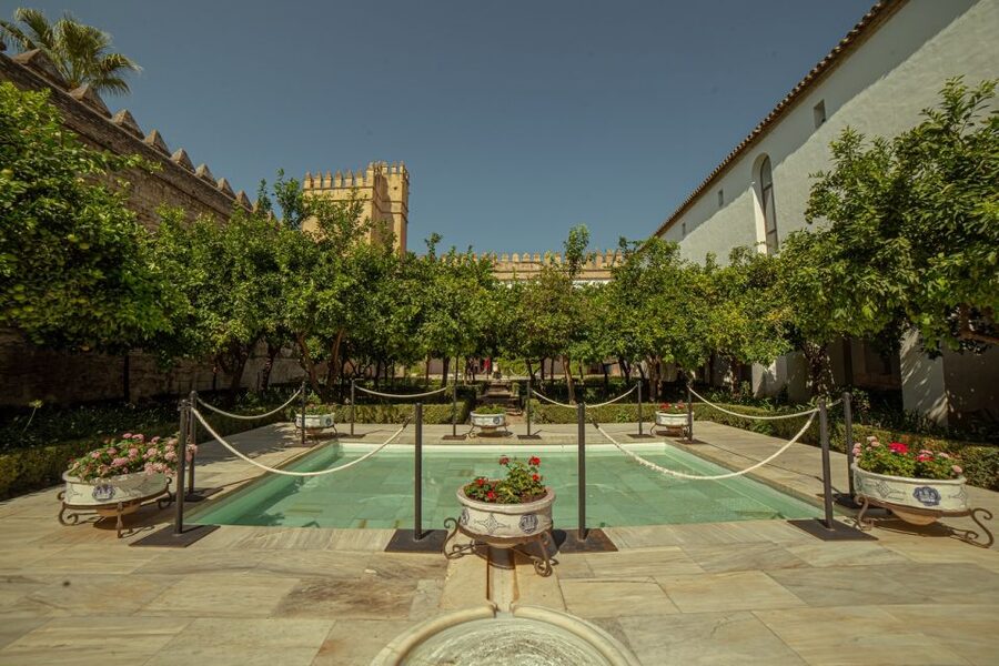 Córdoba: Mosque-Cathedral and Alcazar Tour - The gardens and Arab Baths during the closure
