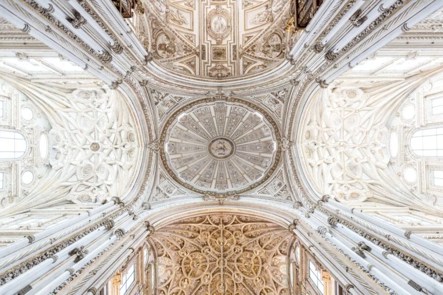 Córdoba: Mosque-Cathedral Guided Tour - Meeting the guide at the green umbrella