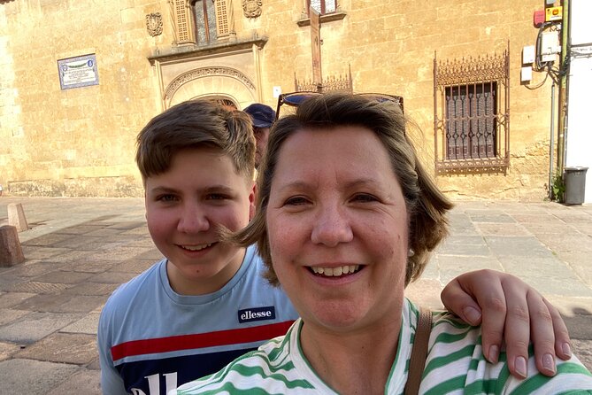 Córdoba Scavenger Hunt and City Highlights Walking Tour - Calleja de las Flores, the route’s photogenic finish