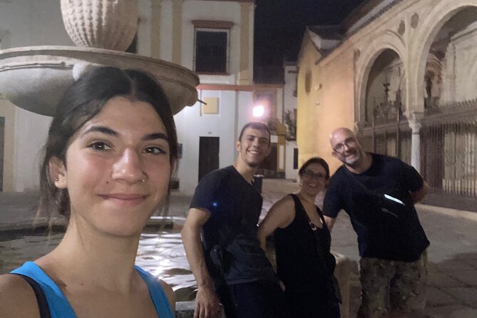Córdoba Scavenger Hunt and City Highlights Walking Tour - Walking through the historic center