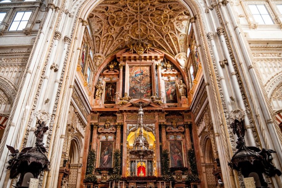 Córdoba: Skip-the-Line Great Mosque-Cathedral History Tour - Inside the red-and-white arches