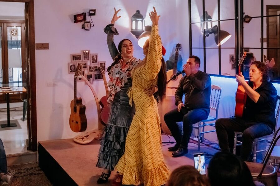 Córdoba: Tablao Flamenco at Doble de Cepa with Optional Meal - Entering Doble de Cepa near the Mosque-Cathedral