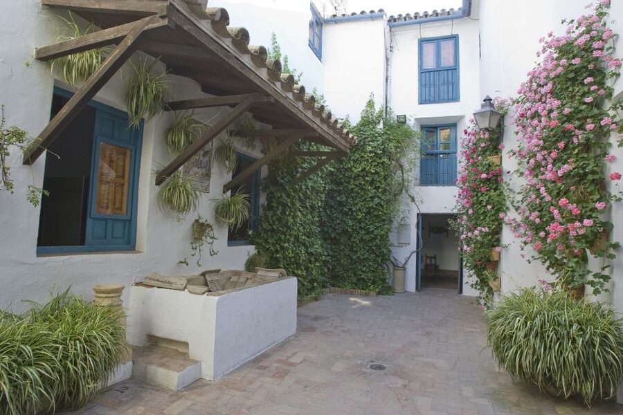 Córdoba: Viana Palace Gardens and Patios Entry Ticket - The Roman, medieval, Moorish, and Renaissance touches