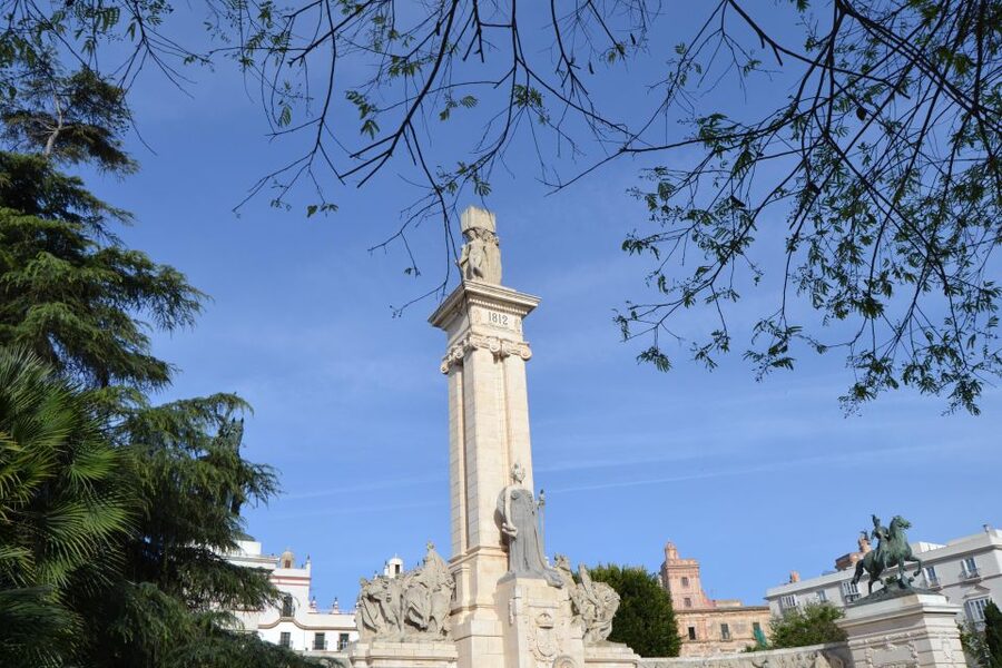 English Cádiz Tour: Walking Tour with Local Guide - Pace, group size, and hearing the guide
