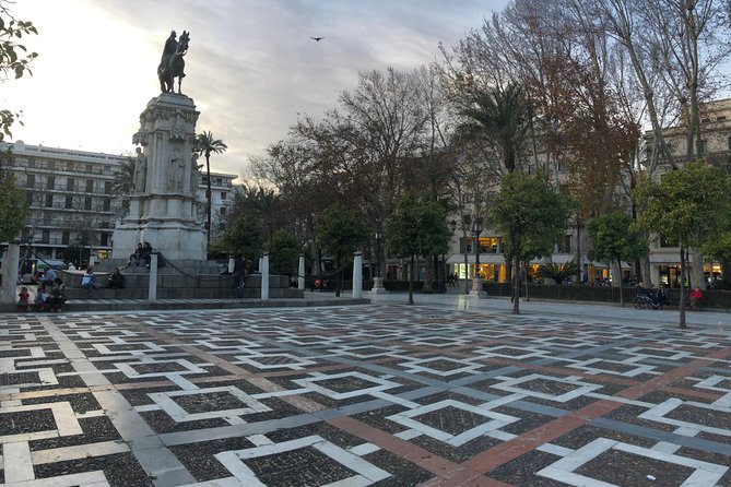 Essential Seville's Ancient History: An Audio Tour - Plaza del Triunfo and three major landmarks
