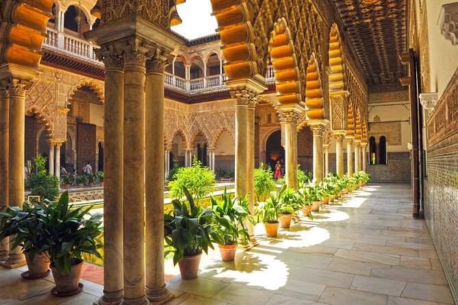 Guided Premium eBike Tour Sevilla | native speakers EN • DE • FR - The Cathedral and Alcázar from the outside