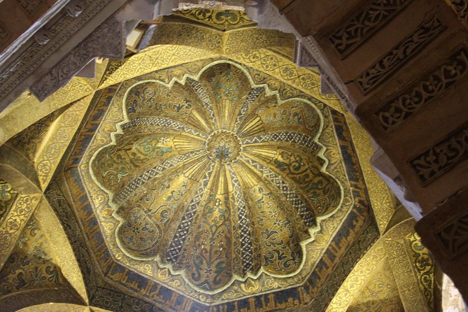 Guided tour: discover the 2 great monuments in Córdoba: Mezquita and Alcázar. - The seasonal Alcázar change from July 2 through September 12
