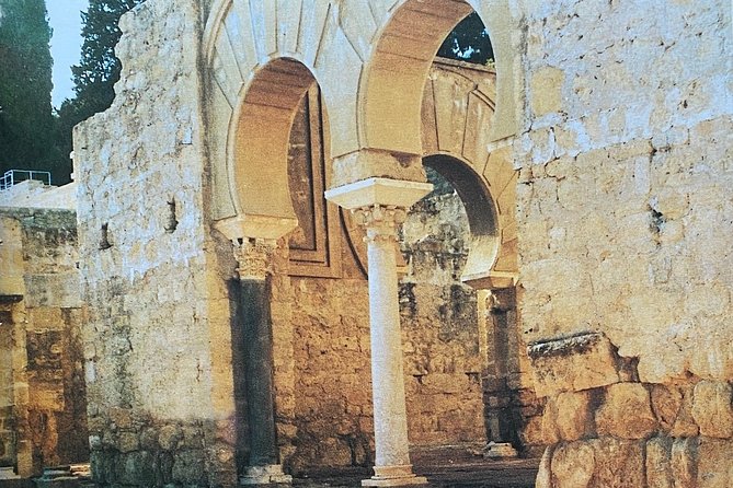 Guided tour of Medina Azahara in Spanish with Bus. Official Guides - What the virtual reality projection adds