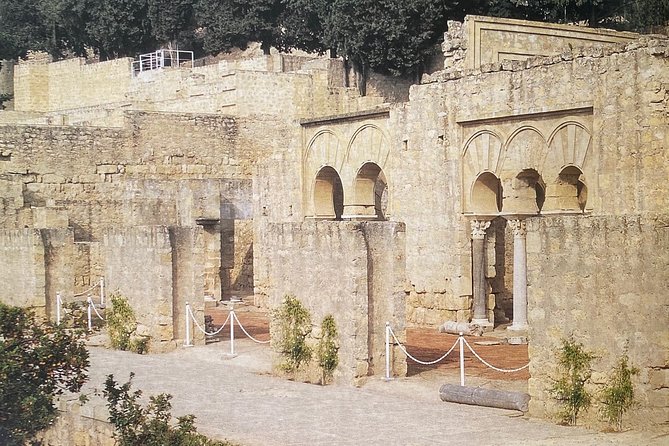 Guided tour of Medina Azahara in Spanish with Bus. Official Guides - The practical shape of the morning