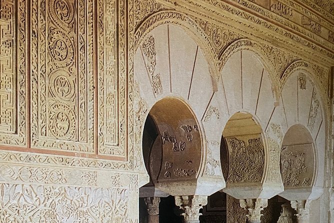 Guided tour of Medina Azahara in Spanish with Bus. Official Guides - The shuttle from the car park to the ruins