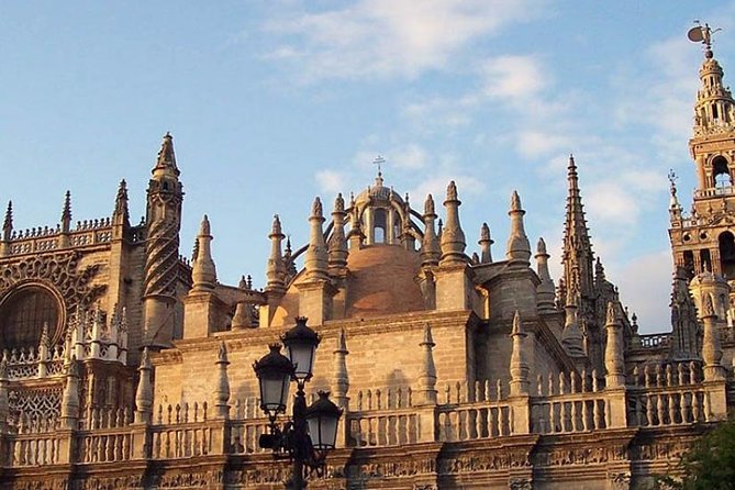 Guided Tour of Santa Cruz Jewish Quarter, Alcázar, and Cathedral - Walking the lanes of Santa Cruz