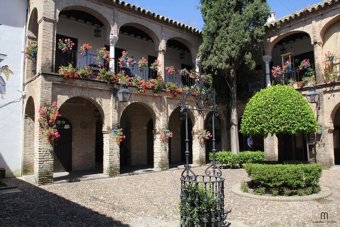 Guided Tour of the Jewish Quarter of Córdoba - Walking into Córdoba’s Jewish Quarter at 6 pm
