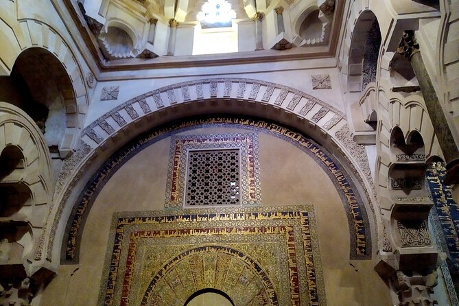 Guided tour of the Mosque-Cathedral of Cordoba in Spanish - Walking through the forest of columns