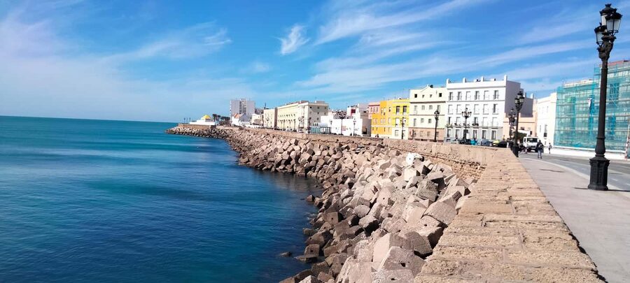 Guided visit on foot through Cádiz: stories from the hand of a local guide - What makes the guides useful