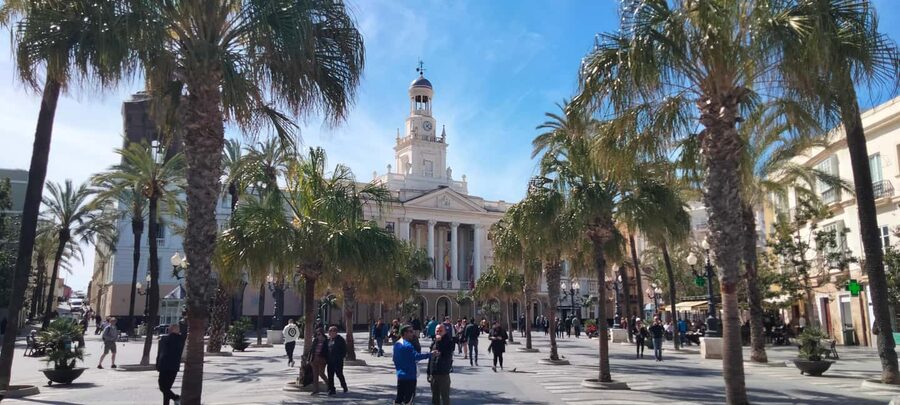 Guided visit on foot through Cádiz: stories from the hand of a local guide - Why the unusual stories matter