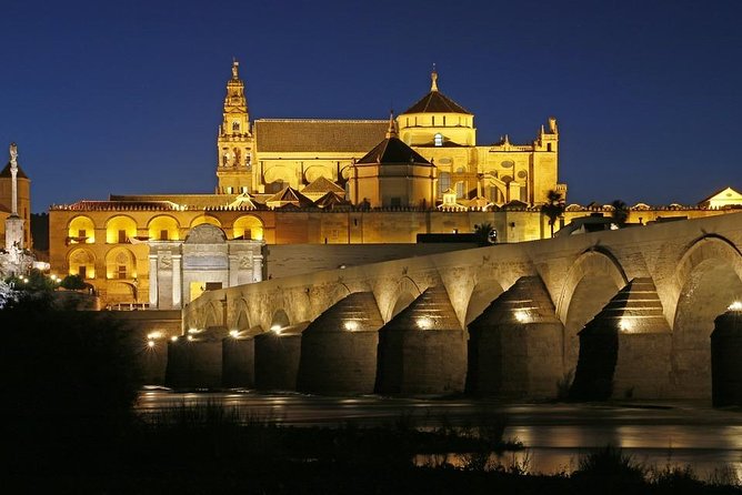 Guided visit to the Mosque-Cathedral, Jewish Quarter, Alcazar and Synagogue. Official guide - Starting at the Mosque-Cathedral and Patio de los Naranjos