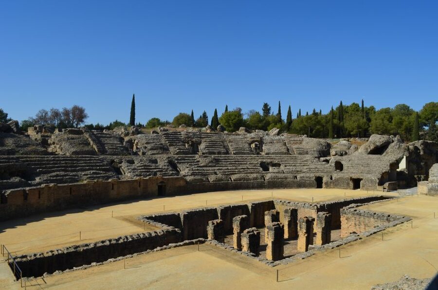 Italica, city of emperors - Meeting the guide at the archaeological site