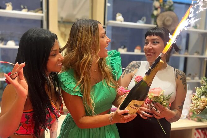 Make a traditional "tocado" sevillano - The shop atmosphere and the company background