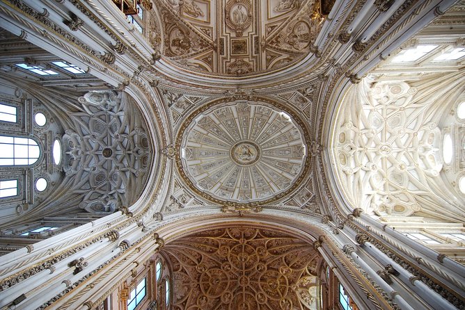 Mosque-Cathedral Cordoba Guided Tour with Priority Access - Gloria and the value of the official guide